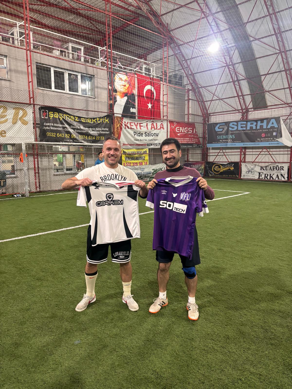 Samuel Bohm  Alihan Yilmaz Fans von VfL Osnabruck und Tavsanli Moymulspor tauschen Trikots